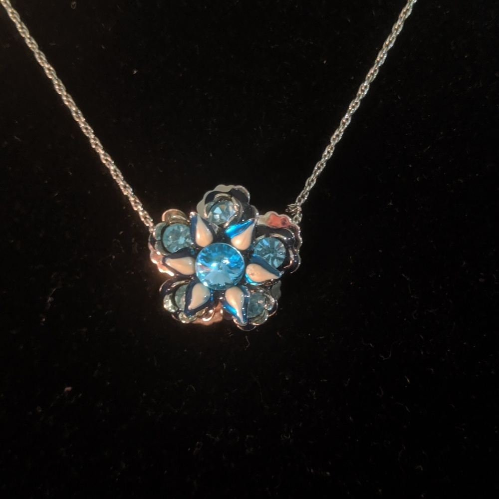 Blue and White Flower Pendant Necklace